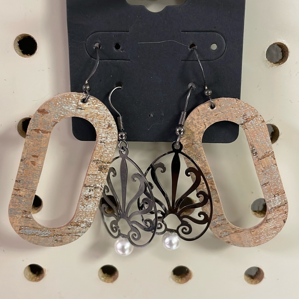 Set of two earrings
